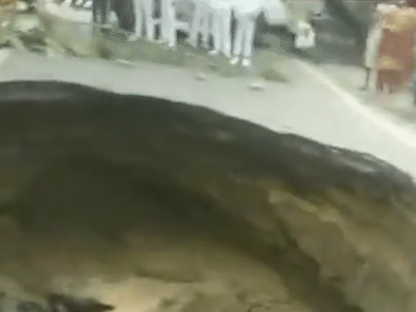 दिल्ली के जनकपुरी में बुधवार को एक सड़क धंस गई। हादसे में किसी को नुकसान नहीं पहुंचा।