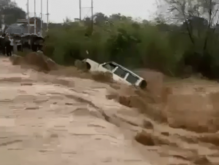 हिमाचल के ऊना जिले में एक स्कॉर्पियो गाड़ी पानी के तेज बहाव में बह गई। वहीं, करीब 8 से 10 घरों को नुकसान पहुंचा।