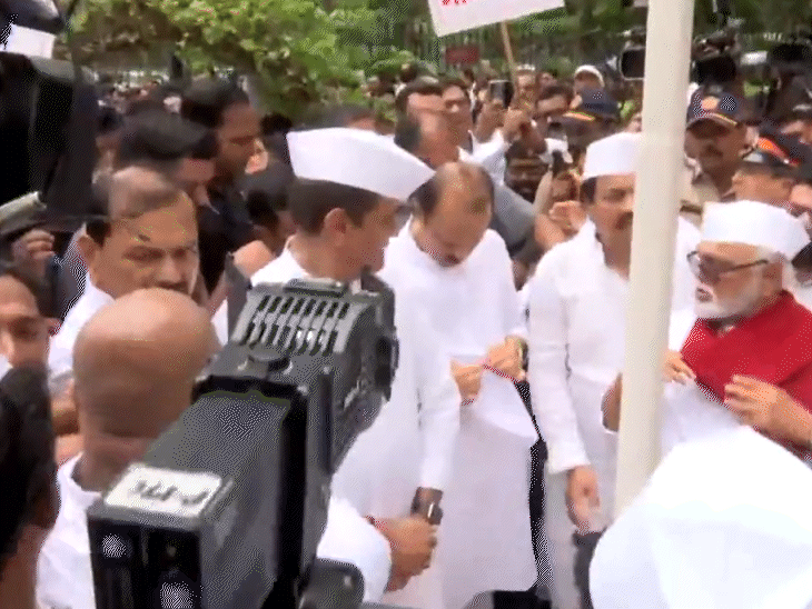 अजित पवार,छगन भुजबल और प्रह्लाद पटेल ने नए पार्टी दफ्तर में झंडा फहराया।