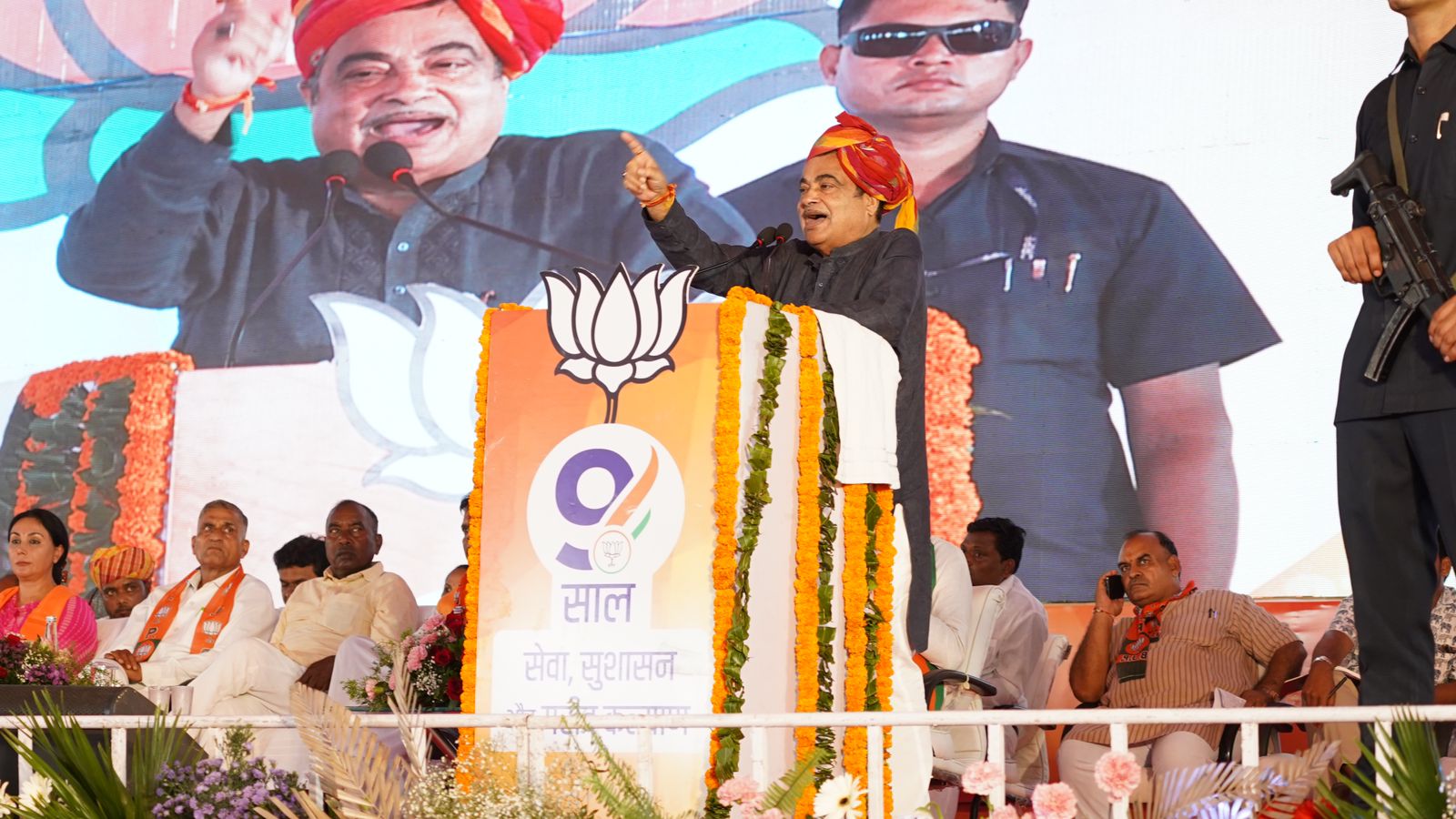 मंत्री नितिन गडकरी ने इस दौरान हरियाणा के पानीपत जिले में मौजूद इंडियन ऑयल कॉर्पोरेशन लिमिटेड (IOCL) के 2G (सेकेंड जेनरेशन) एथेनॉल प्लांट का भी जिक्र किया। बता दें कि यह प्लांट सालाना 2.1 लाख मीट्रिक टन (MT) अनाज के भूसे (पराली) से 3 करोड़ लीटर एथेनॉल बनाता है। प्रधानमंत्री नरेंद्र मोदी ने अगस्त-2022 को इस प्लांट का उद्घाटन किया था।