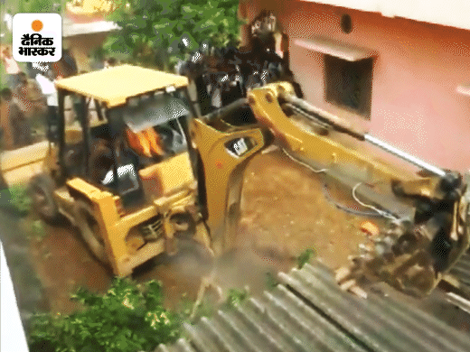 आरोपी प्रवेश शुक्ला के घर को तोड़ने की कार्रवाई चल रही है।