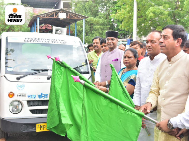 बुधवार को सीएनजी गाड़ियों को हरी झंडी दिखाते मंत्री विश्वास सारंग, मेयर मालती राय, अध्यक्ष किशन सूर्यवंशी, एमआईसी मेंबर राजेश हिंगोरानी एवं अन्य जनप्रतिनिधि।
