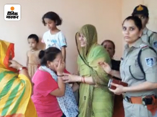 जेसीबी देखकर पूरा परिवार रोने-बिलखने लगा। प्रवेश की मां और चाची बेहोश हो गईं।