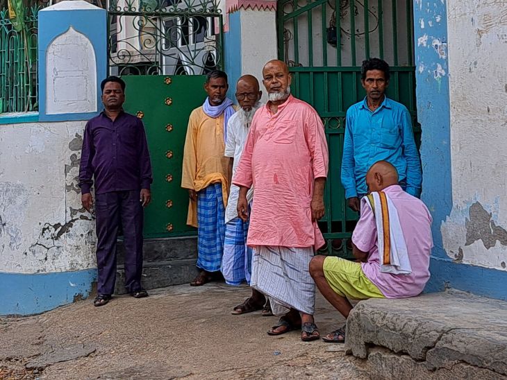 जानकी मंदिर के पीछे ये मस्जिद है। कहा जाता है कि इसे जानकी मंदिर बनाने वाले कारीगरों ने इबादत के लिए बनाया था।