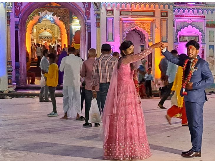 कई परिवार बेटे-बेटियों की सगाई या शादी करने जनकपुर आते हैं। माना जाता है कि भगवान राम और सीता का विवाह भी इसी जगह हुआ था।