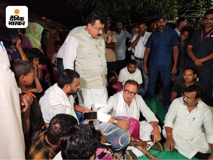 पूर्व मंत्री कमलेश्वर पटेल और पूर्व नेता प्रतिपक्ष अजय सिंह समेत कांग्रेस के कई नेता और कार्यकर्ता पीड़ित के घर पहुंचे हैं।