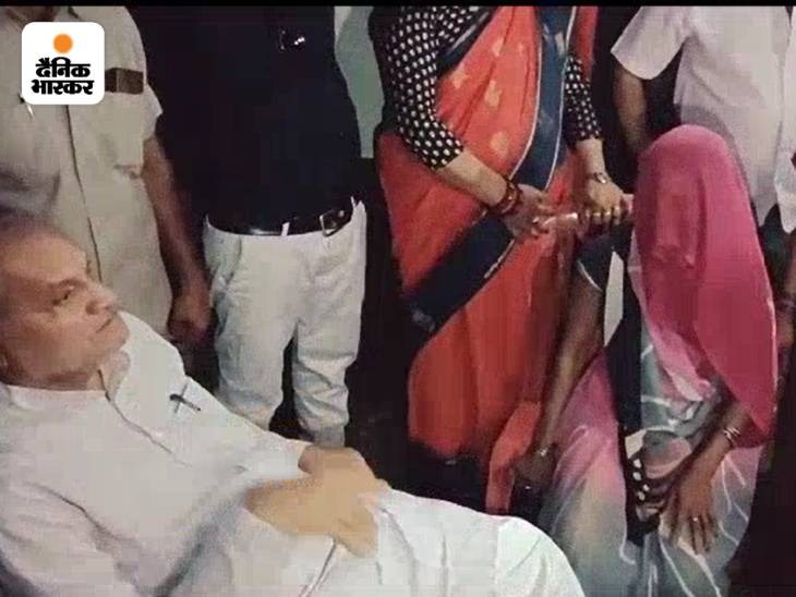 सीधी से बीजेपी विधायक केदार शुक्ला भी पीड़ित के घर पहुंच गए। उनके साथ बीजेपी के कई नेता और कार्यकर्ता मौजूद हैं।