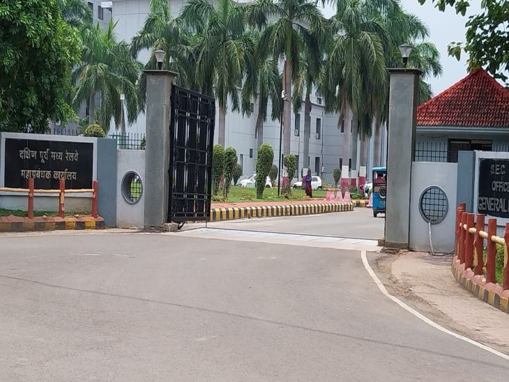 3 स्टेशनों को वर्ल्ड क्लास रेलवे स्टेशन बनाने की प्रक्रिया चल रही है।