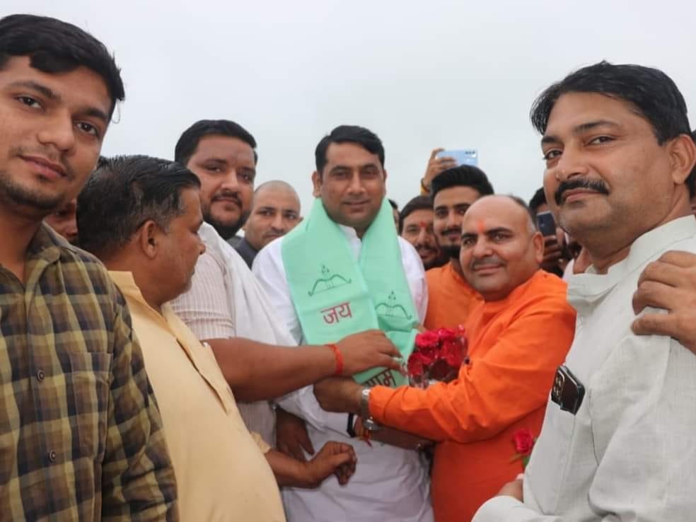 प्रभारी मंत्री डा. सोमेन्द्र तोमर का भाजपा कार्यकर्ताओं ने किया स्वागत।