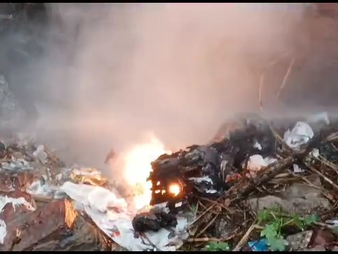 The fire outside the house flared up after pouring water; extinguished ...