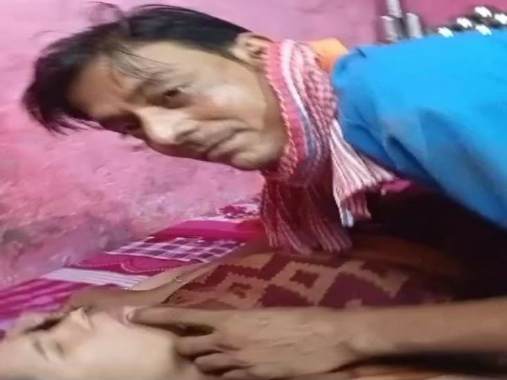 मृतक नवविवाहिता नीलम का गला दबाता पति प्रमोद - Dainik Bhaskar