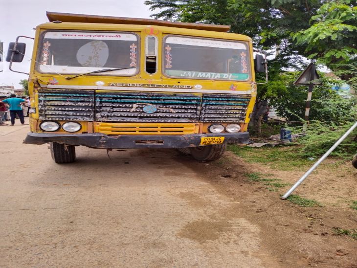 इसी हाईवा ने बच्चे को मारी टक्कर।