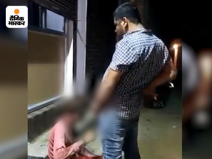 मानसिक विक्षिप्त आदिवासी पर पेशाब करने का वीडियो मंगलवार को वायरल हुआ था। - Dainik Bhaskar