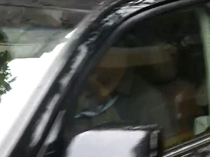 शरद पवार गुरुवार को मुंबई से दिल्ली रवाना हुए। वे दिल्ली में NCP की मीटिंग में हिस्सा लेंगे।