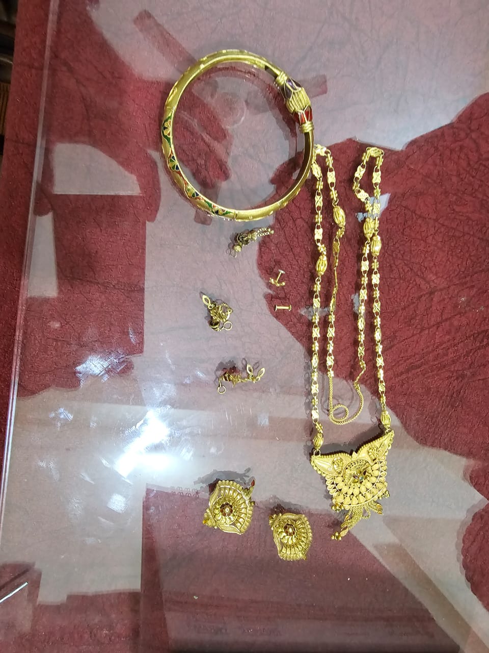 पकड़े गए चोर से चोरी किए गए सोने के जेवर
