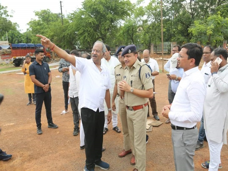 पुलिस ने पार्किंग का अलग से इंतजाम किया है।