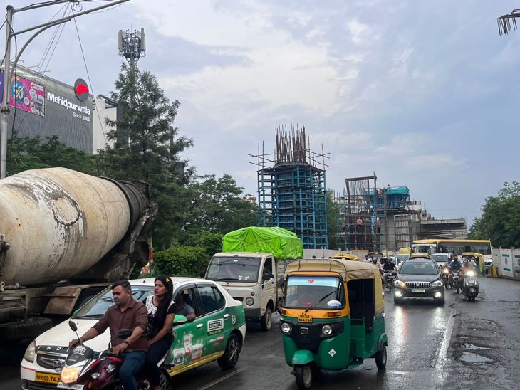 रेडिसन चौराहा के पास जाम में ऐसे फंसे वाहन चालक।