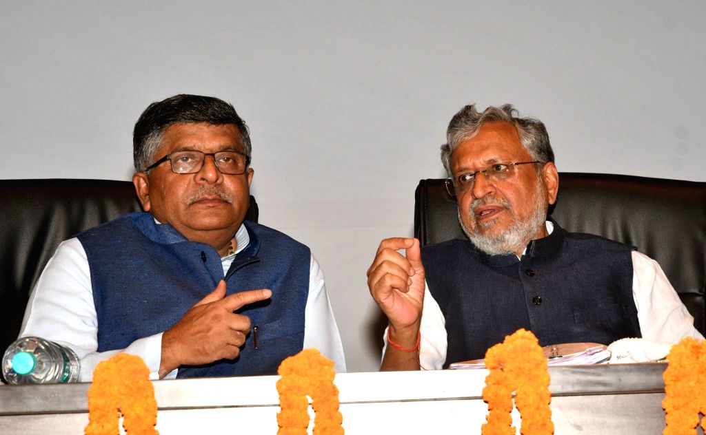 रवि शंकर प्रसाद और राज्य सभा सांसद सुशील मोदी।