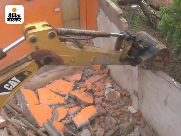 आदिवासी युवक पर पेशाब करने के आरोपी बीजेपी नेता प्रवेश शुक्ला के घर पर बुधवार को प्रशासन ने तोड़फोड़ की कार्रवाई की।