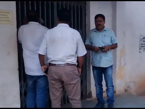 कर्मचारी मरीज को नेत्र विभाग के अंदर बंद कर घर चला गया।