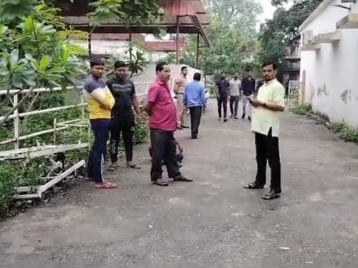 युवक ने की खुदकुशी, परिजन और परिचितों की भीड़।