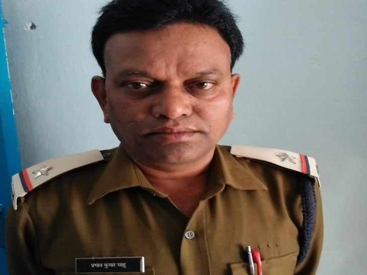 बलौदाबाजार पुलिस लाइन में पदस्थ सहायक उपनिरीक्षक (ASI) प्रभात साहू। - Dainik Bhaskar
