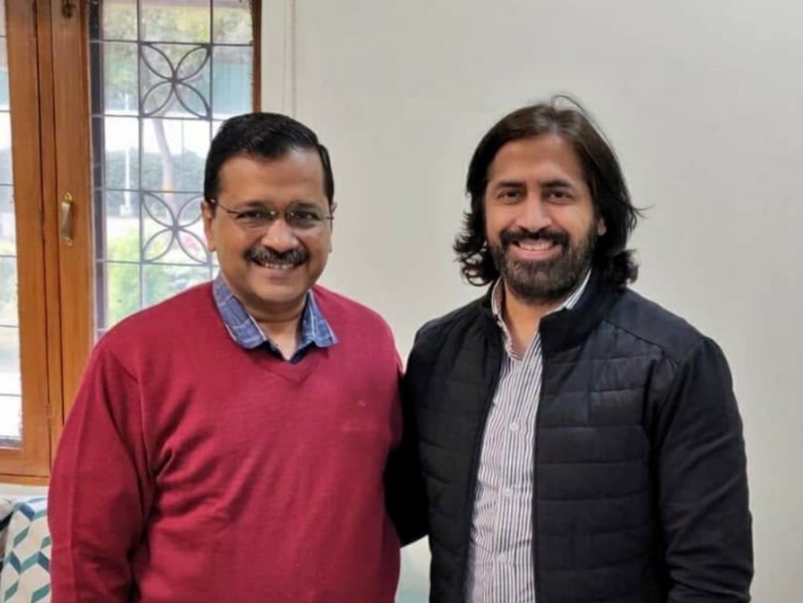 ये 14 जनवरी 2020 की तस्वीर है, दिनेश ने केजरीवाल से उनके घर पर मुलाकात की थी।