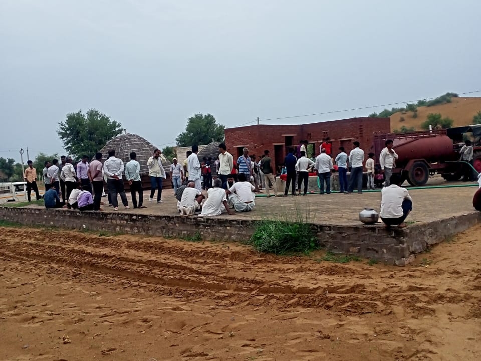 घटना की सूचना के बाद मौके पर लोगों की भीड़ जुट गई(