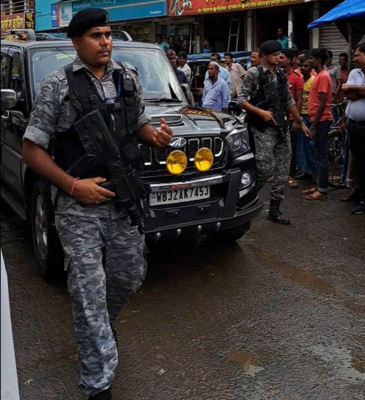 नंदीग्राम में प्रचार के दौरान शुभेंदु अधिकारी ममता सरकार पर हमलावर रहे। TMC वर्कर उनका विरोध करते रहे हैं, इसलिए केंद्र ने अधिकारी को जेड प्लस सुरक्षा दी है।