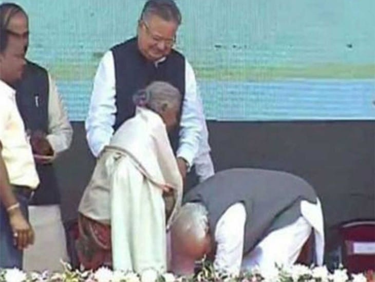यह तस्वीर 2016 की है। जब बकरियां बेचकर शौचालय बनाने वाली कुंवर बाई के पीएम मोदी ने पैर छुए थे।