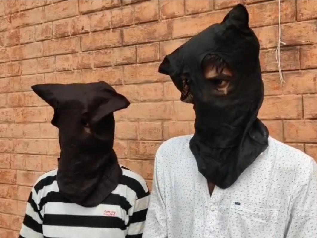 पुलिस के हत्थे चढ़े 2 ठग: पैसा डबल करने का देते थे झांसा; नकली नोटों की गड्डी देकर हो जाते थे फरार 2 पुलिस गिरफ्त के दौरान ठग।