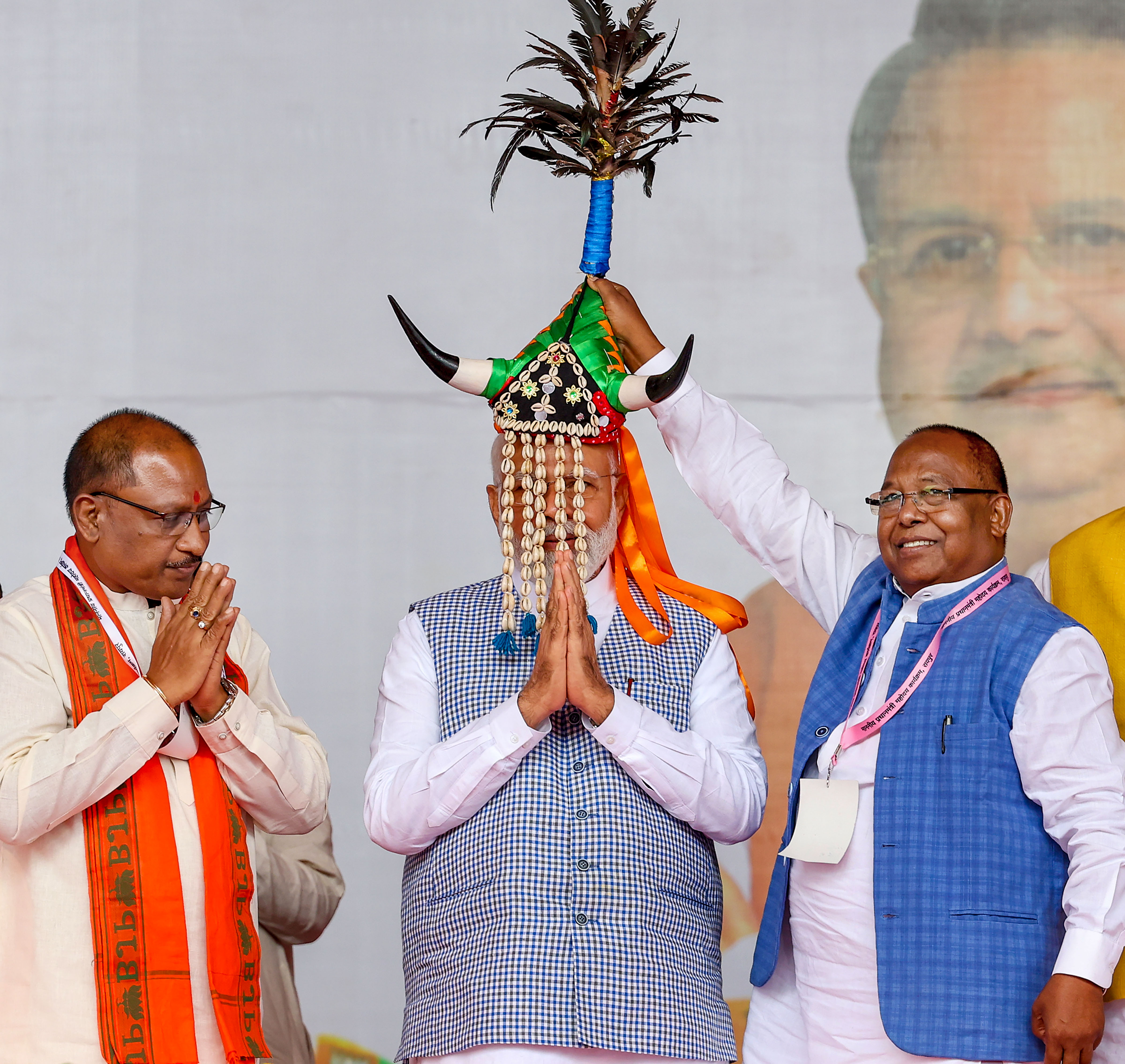 रायपुर के साइंस कॉलेज ग्राउंड में प्रधानमंत्री का पारंपरिक आदिवासी टोपी पहनाकर स्वागत किया गया।