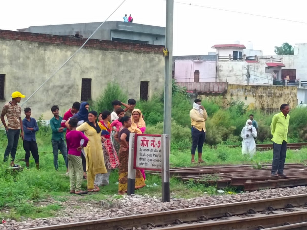 The accident happened while crossing the railway track, the police engaged  in identification | अमरोहा में मालगाड़ी की चपेट में आया युवक, मौत: रेलवे  ट्रेक पार करते वक्त हुआ हादसा ...