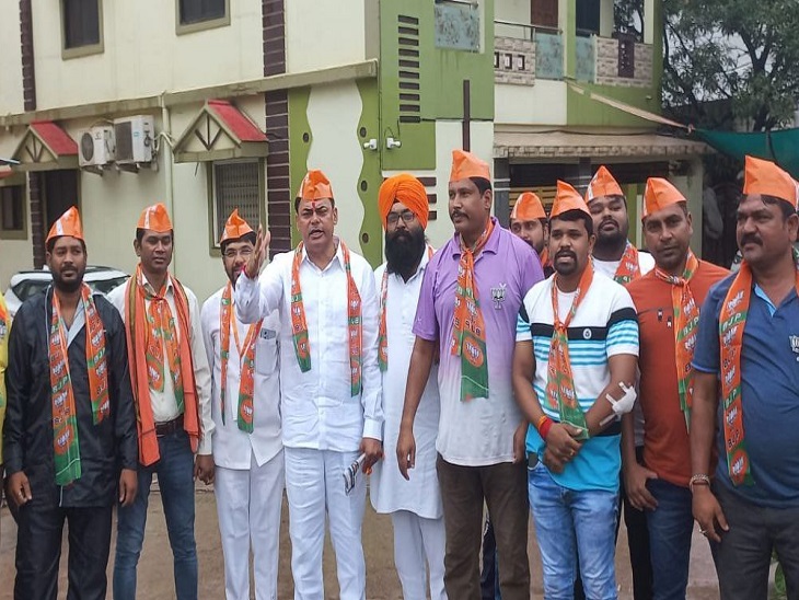 भाजपा नेता दया सिंह अपने समर्थकों के साथ