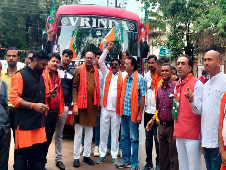 दुर्ग जिलाध्यक्ष जितेंद्र वर्मा के साथ उनके समर्थक