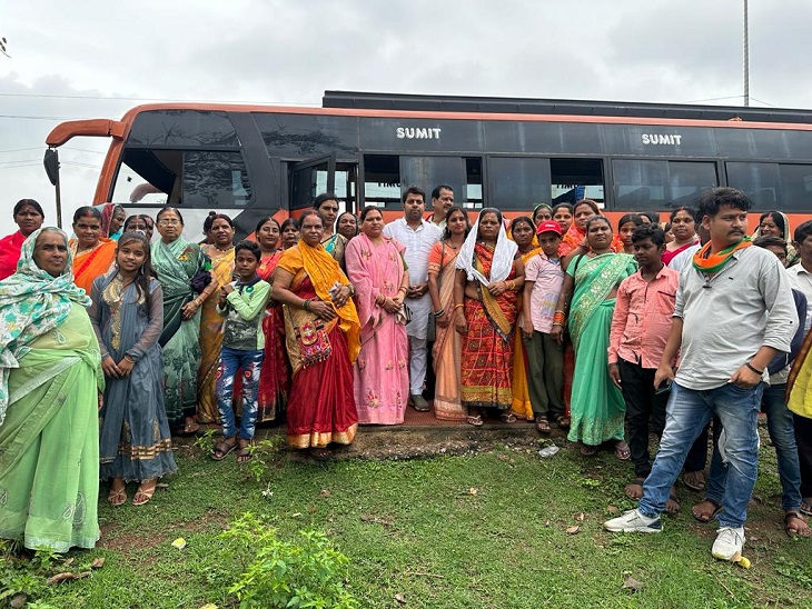 पूर्व विधानसभा अध्यक्ष प्रेम प्रकाश पांडेय के बेटे मनीष पांडेय के साथ उनके समर्थक
