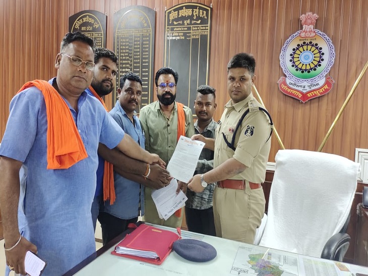 एसपी को ज्ञापन देने पहुंचे विश्व हिंदू परिषद और बजरंग दल के कार्यकर्ता