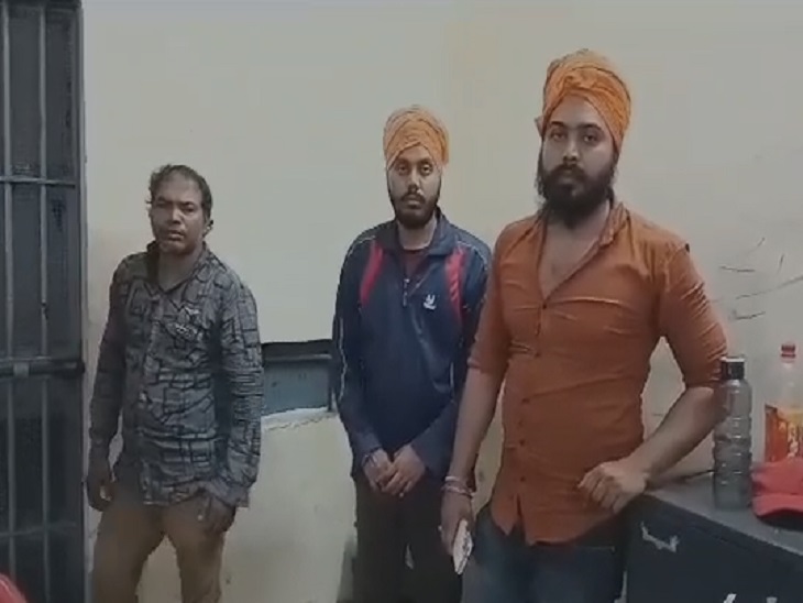 पुलिस की गिरफ्त में दोनों आरोपी।