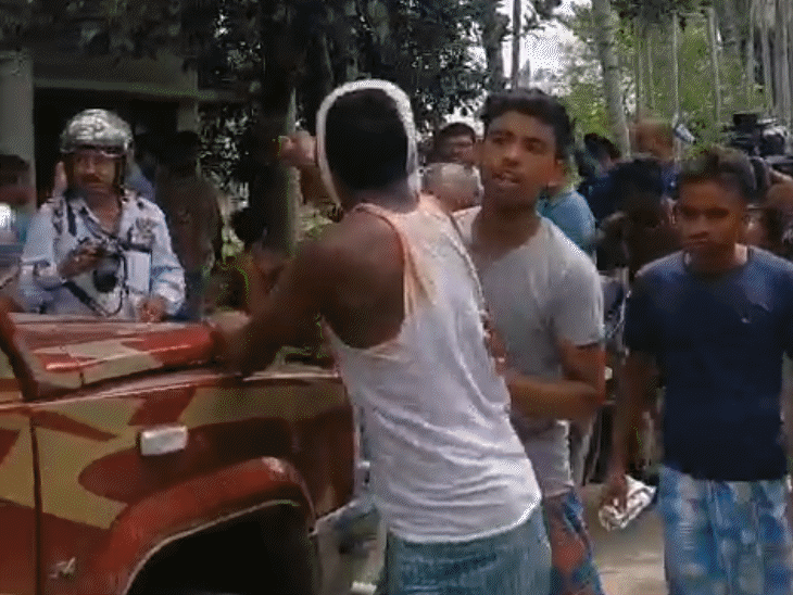 साउथ 24 परगना के भांगड़ ब्लॉक के जमीरगाछी में TMC कार्यकर्ताओं की बमबाजी में घायल हुए शख्स को अस्पताल ले जाते लोग।