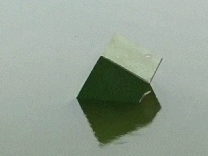 हुगली के धामसा में एक पोलिंग बूथ पर TMC और भाजपा कार्यकर्ताओं के बीच झड़प के बाद लोगों ने दो बैलेट बॉक्स एक तालाब में फेंक दिए।