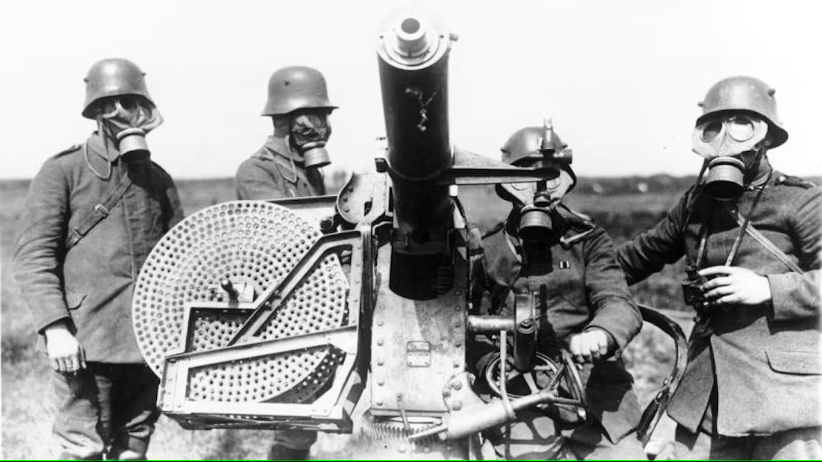 तस्वीर 1915 की है, जब जर्मनी की सेना केमिकल हथियारों के साथ जंग के मैदान में तैनात थी।
