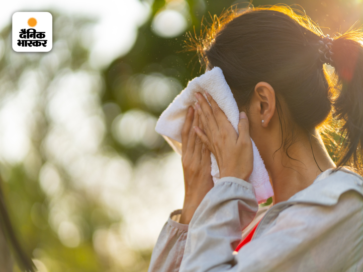 Do not wipe sweat, dry with a fan; Handkerchief or wet tissue can cause