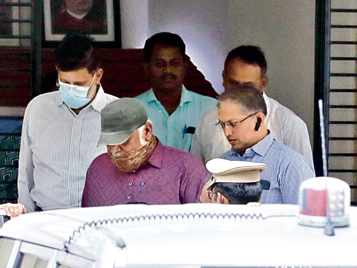 Pradeep Kurulkar (wearing blue mask) was the director of a DRDO lab in Pune.  He was arrested on 3 May under the Official Secrets Act.  - Dainik Bhaskar