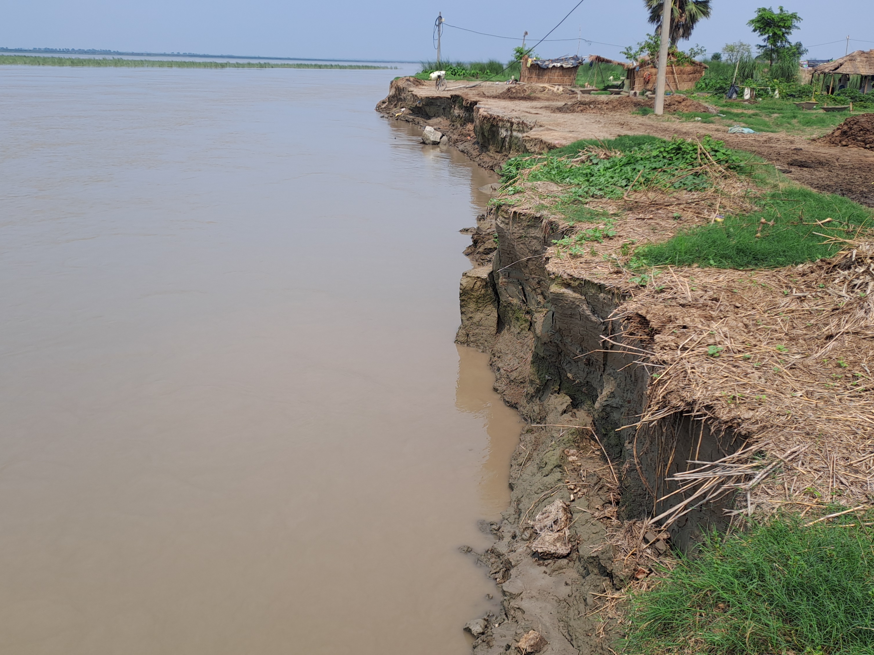 Gandak's erosion is happening continuously for one month, people are afraid  of migration | एक माह से लगातार हो रहा गंडक नदी का कटाव, लोगों को पलायन का  सता रहा डर -