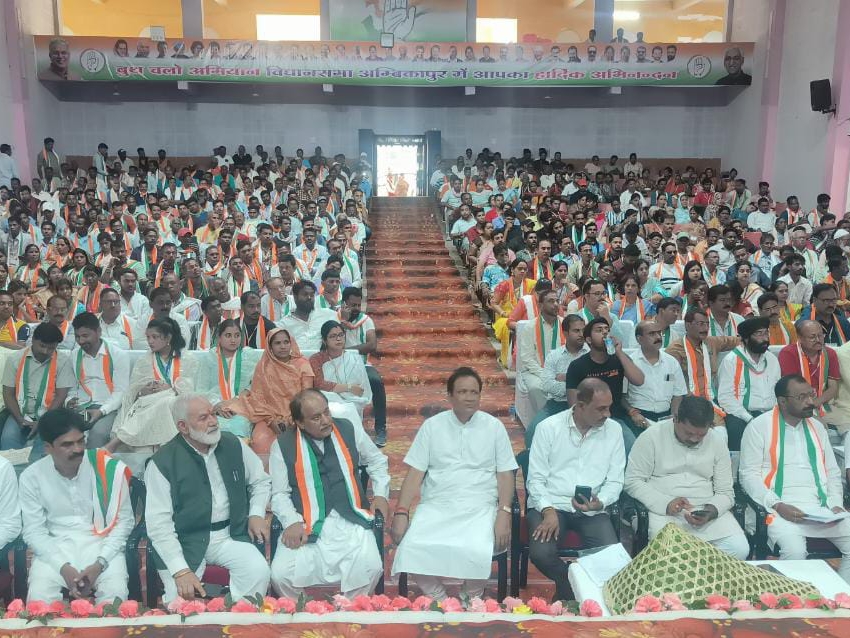 मुख्यमंत्री भूपेश बघेल ने अंबिकापुर विधानसभा क्षेत्र के कांग्रेस कार्यकर्ताओं को बूथ मैनेजमेंट का तरीका सिखाया।