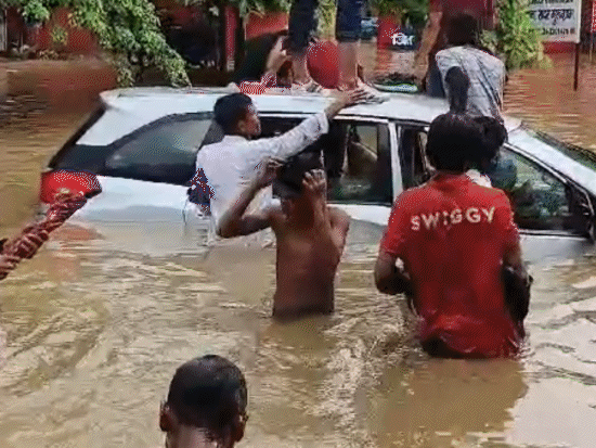 गुरुग्राम में सड़कों पर भरे पानी के बीच कार फंस गई। बड़ी मुश्किल के बाद लोगों की मदद से कार में बैठे लोगों को बाहर निकाला गया।