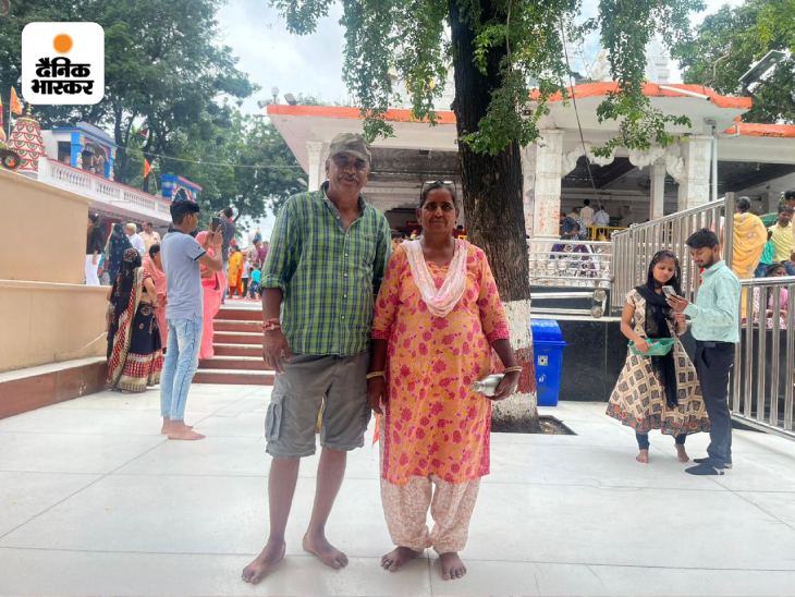 मंदिर में दर्शन करने के बाद अनिल मेहता और पत्नी गीता मेहता ने क्लिक कराई यादगार तस्वीर।