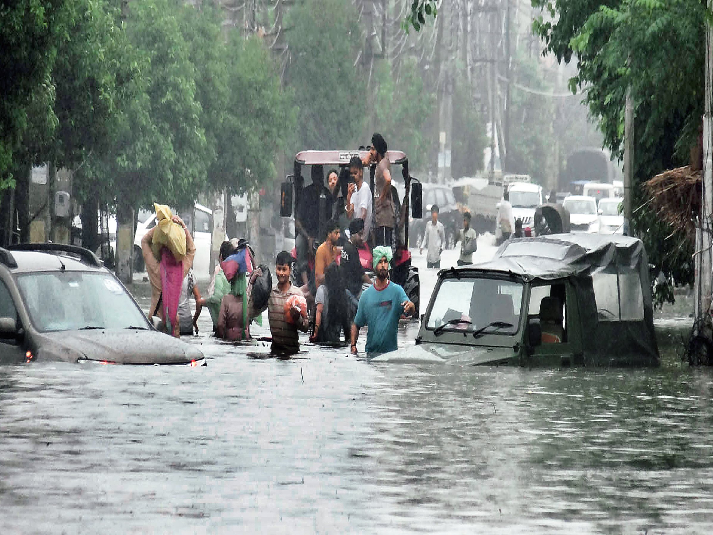 20-year rainfall record broken in Delhi; Avalanche risk in Himachal | દિલ્હી, હિમાચલ અને પંજાબમાં અતિભારે વરસાદથી તબાહી: પૂરની ચેતવણી, હિમાચલમાં મકાન-પુલ-કાર ધોવાયા ...