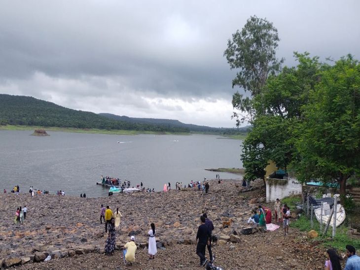 चोरल डेम में पर्यटकों ने लिया बोटिंग का लुत्फ।