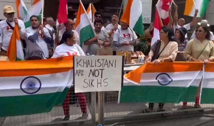 तस्वीर कनाडा में इंडियन कॉन्सुलेट के बाहर की है। यहां एक बोर्ड पर 'खालिस्तानी सिख नहीं होते' लिखा हुआ है।